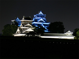 図3　世界糖尿病デー（2010年11月14日）にブルー・ライトアップされた熊本城